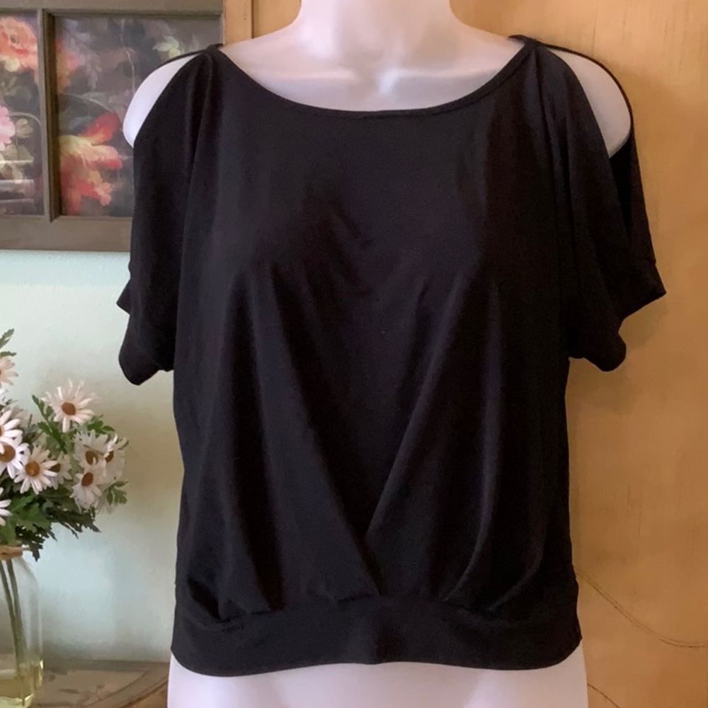 A’gaci Black Stretcy Cold Shoulder Top Banded Bottom Size S